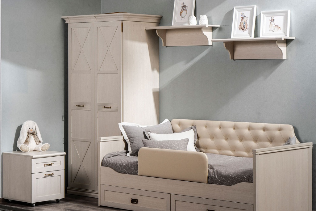 Кровать, тумбочка и другие предметы мебели из коллекции Кантри есть в двух цветах: белом и бежевом. Вся мебель идеально сочетается между собой по цветовой гамме. Поэтому ей можно полностью обставить комнату и не беспокоиться о дизайне Рассказали, какие мебель и декор подобрать для детской - изображение 4